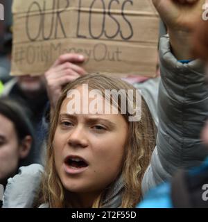 Londres, Angleterre, Royaume-Uni. 19 octobre 2023. GRETA THUNBERG se joint aux militants de Fossil Free London dans une manifestation "Oily Money Out" organisée à Canary Wharf. (Image de crédit : © Thomas Krych/ZUMA Press Wire) USAGE ÉDITORIAL SEULEMENT! Non destiné à UN USAGE commercial ! Banque D'Images