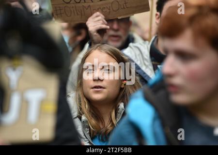 Londres, Angleterre, Royaume-Uni. 19 octobre 2023. GRETA THUNBERG se joint aux militants de Fossil Free London dans une manifestation "Oily Money Out" organisée à Canary Wharf. (Image de crédit : © Thomas Krych/ZUMA Press Wire) USAGE ÉDITORIAL SEULEMENT! Non destiné à UN USAGE commercial ! Banque D'Images