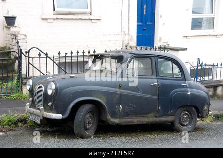 Délabré vieux noir 1955 A30 Austin Seven, berline quatre portes, voiture classique. Laissé négligé dans une rue de Bristol. Angleterre, Royaume-Uni, Royaume-Uni. Banque D'Images