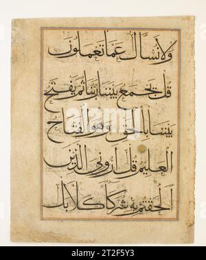 Page de compilation Qur'anic Calligraphe Abu Muhammad 'Abd al-Qayyum ibn Muhammad ibn Karamshah al-Tabrizi ca. 1370 le manuscrit dont provient ce folio contient les cinq sourates, ou chapitres, du Coran qui commencent par la phrase al-hamd li-allah (louange à Dieu). Les pages du manuscrit ont été disposées et décorées de la même manière qu'un Coran complet : chaque page a cinq lignes de magnifique script muhaqqaq entourées d'or appliqué au pinceau, des rosettes marquent la fin de chaque verset et des bandes d'illumination indiquent le début de chaque chapitre. Folios du manuscrit sont maintenant dispersés, mais le Banque D'Images