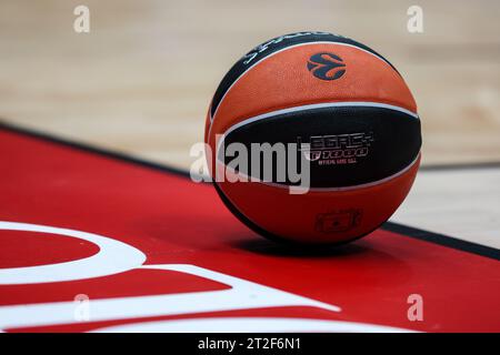 Milan, Italie. 17 octobre 2023. Match officiel Spalding lors du match de la saison régulière de Turkish Airlines Euroleague Round 3 entre EA7 Emporio Armani Milan et Olympiacos Pirée au Mediolanum Forum. Crédit : SOPA Images Limited/Alamy Live News Banque D'Images