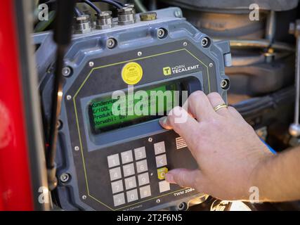 Bad Brahmstedt, Allemagne. 18 octobre 2023. Un employé d'une entreprise de diesel et de mazout vérifie le relevé du compteur pour la livraison de mazout à un client dans une maison unifamiliale. Crédit : Christian Charisius/dpa/Alamy Live News Banque D'Images