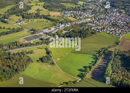 Luftbild, Ortsansicht Balve mit Sportplatz und städt. Realschule, Balve, Sauerland, Nordrhein-Westfalen, Deutschland ACHTUNGxMINDESTHONORARx60xEURO *** vue aérienne, vue de la ville Balve avec terrain de sport et école secondaire municipale, Balve, Sauerland, Rhénanie du Nord Westphalie, Allemagne ATTENTIONxMINESTHONORARx60xEURO Banque D'Images