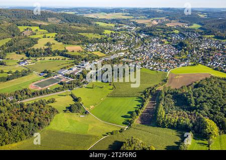 Luftbild, Ortsansicht Balve mit Sportplatz und städt. Realschule, Balve, Sauerland, Nordrhein-Westfalen, Deutschland ACHTUNGxMINDESTHONORARx60xEURO *** vue aérienne, vue de la ville Balve avec terrain de sport et école secondaire municipale, Balve, Sauerland, Rhénanie du Nord Westphalie, Allemagne ATTENTIONxMINESTHONORARx60xEURO Banque D'Images