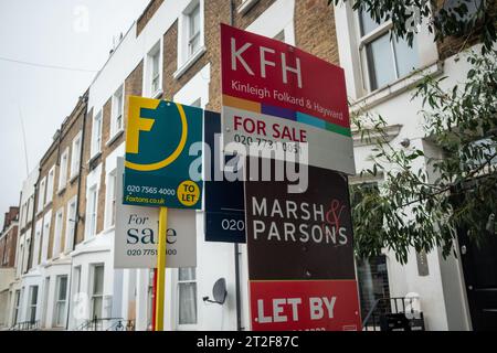 Londres- 2 octobre 2023 : Agent immobilier à vendre panneaux sur la rue résidentielle dans le quartier SW6 de Fulham Banque D'Images