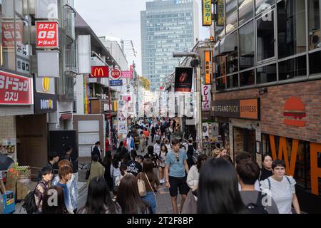 Tokyo, Japon. 19 octobre 2023. Des foules de touristes poussent leur chemin vers Takashita Dori.Takeshita Street (ç«¹ä¸ šÃ‚Š é€) est un centre de mode et culturel renommé situé à Harajuku, Tokyo. Bordée de boutiques éclectiques, de cafés et d'une atmosphère vibrante, c'est une destination populaire pour les jeunes amateurs de mode et les touristes, offrant une expérience unique et en constante évolution à Tokyo. (Image de crédit : © Taidgh Barron/ZUMA Press Wire) USAGE ÉDITORIAL SEULEMENT! Non destiné à UN USAGE commercial ! Banque D'Images