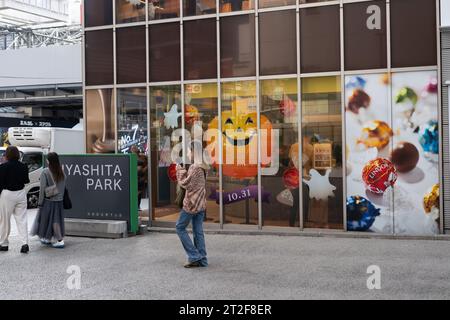 Tokyo, Japon. 19 octobre 2023. Décorations d'Halloween sur une boutique près du Shibuya Scramble et du parc Miyashita. (Image de crédit : © Taidgh Barron/ZUMA Press Wire) USAGE ÉDITORIAL SEULEMENT! Non destiné à UN USAGE commercial ! Banque D'Images