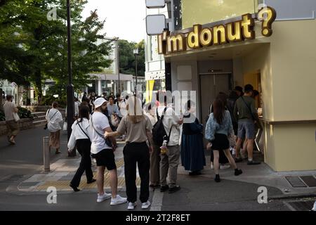 Tokyo, Japon. 19 octobre 2023. Des foules de clients attendent de commander chez I'm Donut ? .Takeshita Street (ç«¹ä¸ é€šÃ‚Š) est un centre culturel et de mode renommé situé à Harajuku, Tokyo. Bordée de boutiques éclectiques, de cafés et d'une atmosphère vibrante, c'est une destination populaire pour les jeunes amateurs de mode et les touristes, offrant une expérience unique et en constante évolution à Tokyo. (Image de crédit : © Taidgh Barron/ZUMA Press Wire) USAGE ÉDITORIAL SEULEMENT! Non destiné à UN USAGE commercial ! Banque D'Images
