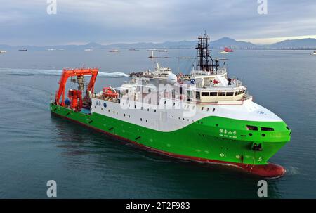 (231019) -- HAIKOU, 19 octobre 2023 (Xinhua) -- cette photo aérienne prise le 10 octobre 2023 montre le navire de recherche scientifique Tansuo-2 transportant le submersible Shenhai Yongshi (guerrier des eaux profondes) retournant à Sanya, dans la province de Hainan, en Chine méridionale, après avoir mené des recherches archéologiques en haute mer en mer de Chine méridionale. Près de 580 pièces (ensembles) de reliques culturelles ont été découvertes à partir de deux épaves anciennes découvertes dans la mer de Chine méridionale, selon l'Administration nationale du patrimoine culturel jeudi. Les reliques, qui comprennent de la porcelaine, de la poterie et du bois, fournissent des preuves en béton Banque D'Images