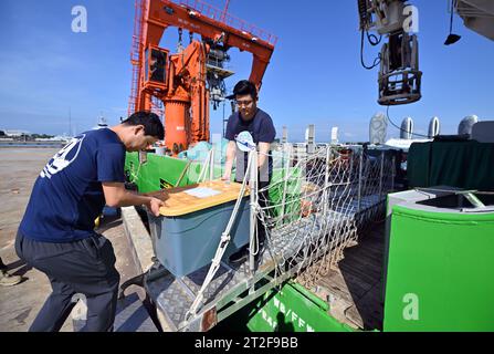 (231019) -- HAIKOU, 19 octobre 2023 (Xinhua) -- des ouvriers portent des reliques culturelles découvertes dans d'anciennes épaves découvertes en mer de Chine méridionale, 10 octobre 2023. Près de 580 pièces (ensembles) de reliques culturelles ont été découvertes à partir de deux épaves anciennes découvertes dans la mer de Chine méridionale, selon l'Administration nationale du patrimoine culturel jeudi. Les reliques, qui comprennent de la porcelaine, de la poterie et du bois, fournissent des preuves concrètes que les ancêtres chinois ont exploré, utilisé et échangé dans la mer de Chine méridionale, a déclaré l'administration lors d'une conférence de presse. Les deux naufrages fr Banque D'Images