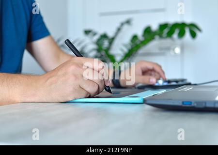 Concepteur travaillant avec la tablette graphique et le clavier de la molette de contrôle de navigation. Conception créative et concept de travail Banque D'Images