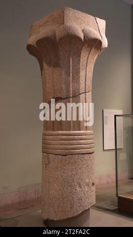 Fragments d'une colonne de palmier ancien Royaume ca. 2353–2323 av. J.-C. deux fragments d'une colonne avec une capitale de feuilles de palmier. Le fragment supérieur comprend une grande partie de la capitale, avec des feuilles de palmier côtelées soutenant un abaque carré. La partie inférieure conserve une partie de la tige, sur laquelle est sculptée une boucle représentant une partie d'une corde qui repose sous une série d'anneaux de corde. Ces anneaux n'ont pas été conservés, mais ont été reconstruits sur la base d'autres exemples. Afficher plus. Fragments d'une colonne de palmier. env. 2353–2323 av. J.-C. granit. Vieux Royaume. De l'Egypte ; peut-être de la région Memphite, Saqqara. Dynastie 5 Banque D'Images