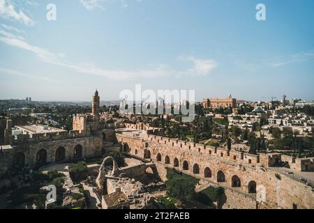 Tour de David les murs de la vieille ville de Jérusalem Israël contre le ciel. La tour de David est une ancienne citadelle située près de la porte de Jaffa à l'ent Banque D'Images