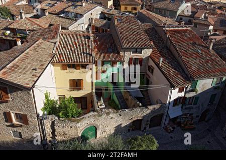 Vieilles maisons de ville avec petites cours, vue depuis le château de Scaliger, Malcesine, lac de Garde, province de Vérone, Italie Banque D'Images