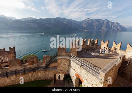 Vue sur les remparts du fort Scaliger sur le lac de Garde, château médiéval des Scaligers, Malcesine, lac de Garde rive est, province de Banque D'Images