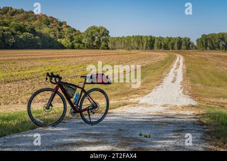 Vélo de randonnée de gravier sur Steamboat Trace Trail converti de l'ancien chemin de fer courant à travers les terres agricoles et le champ de maïs près du Pérou, Nebraska Banque D'Images