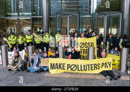 Londres, Royaume-Uni. 19 octobre 2023. Fossil Free London et des militants de toute l'Europe se réunissent devant le bureau de Barclays à Canary Wharf pour protester contre le financement des combustibles fossiles par la banque. Crédit : Andrea Domeniconi/Alamy Live News Banque D'Images