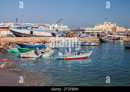Alexandrie, Egypte - 14 décembre 2018 : pêcheurs dans des bateaux en bois. Le vieux port de pêche d'Alexandrie Banque D'Images