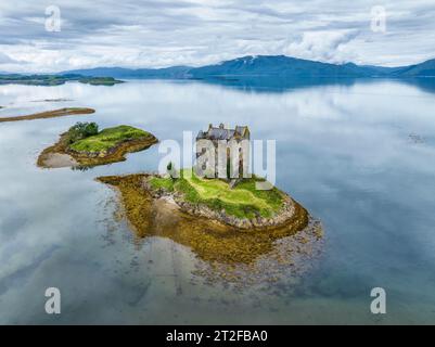 Vue aérienne du château du 14e siècle Castle Stalker à Loch Laich, Port Appin, Argyll et Bute, Écosse, Royaume-Uni Banque D'Images