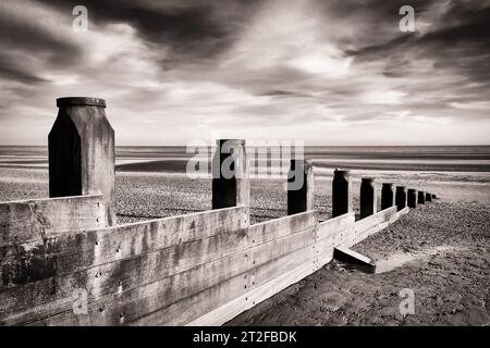 Brise-vagues en bois sur la plage de Camber Sands à marée basse dans la soirée, East Sussex, Angleterre, Royaume-Uni Banque D'Images