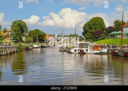 Bateaux à fond plat et bateau à aubes dans le port du musée, Carolinensiel, Frise orientale, Basse-Saxe, Allemagne Banque D'Images