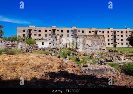 Maison abandonnée à plusieurs étages. Conséquence de la guerre, du désastre, de la pauvreté, de la ville fantôme, etc Banque D'Images