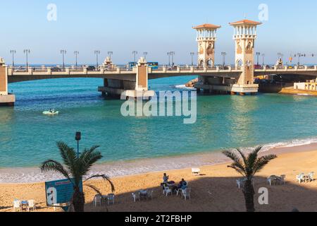 Alexandrie, Egypte - 14 décembre 2018 : Alexandrie vue sur la mer avec le pont Stanley sur un fond, les gens se reposent sur la plage Banque D'Images