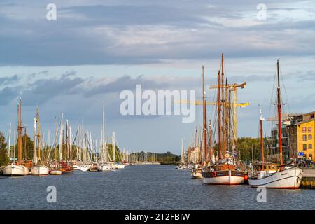 Yachts à voile et voiliers traditionnels sur la rivière Ryck dans le port de Greifswald, Mecklenburg-Vorpommern, Allemagne Banque D'Images