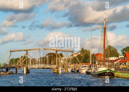 Pont basculant en bois historique de Wieck sur la rivière Ryck et voiliers dans le port, village de pêcheurs de Wieck, Greifswald, Mecklenburg-Western Banque D'Images