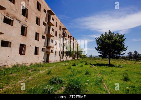 Maison abandonnée à plusieurs étages. Conséquence de la guerre Banque D'Images