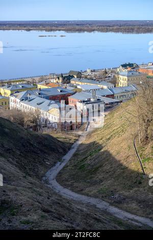 Vue sur le ravin menant aux maisons du 19e siècle sur le remblai de la Volga à Nijni Novgorod au printemps Banque D'Images