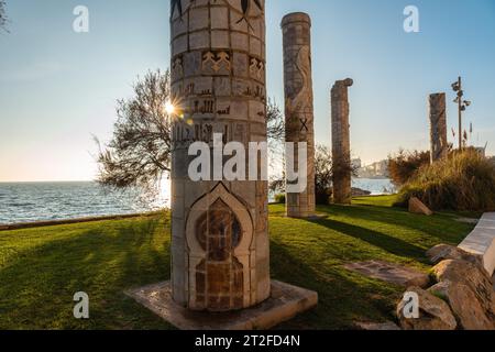 Les belles colonnes sur Avenida de los Marineros dans la ville côtière de Torrevieja, Alicante, Communauté valencienne. Espagne, mer Méditerranée sur le Banque D'Images