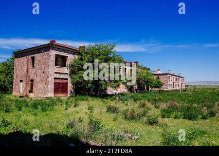 Maison abandonnée à plusieurs étages. Conséquence de la guerre Banque D'Images