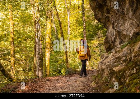 Une jeune femme sur le chemin du pont suspendu Holtzarte, Larrau. Dans la forêt ou jungle d'Irati, Pyrénées-Atlantiques de France Banque D'Images