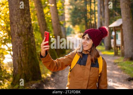 Irati jungle ou en automne, mode de vie, un jeune randonneur prenant des photos dans la forêt. Ochagavia, nord de la Navarre en Espagne, Selva de Irati Banque D'Images