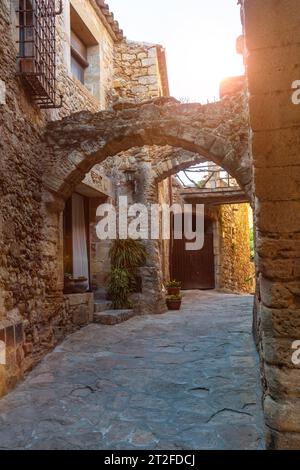 Pals village médiéval, rues du centre historique, Gérone sur la Costa Brava de Catalogne en Méditerranée Banque D'Images