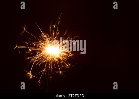 Photo en gros plan, étincelle dorée de célébration pendant le nouvel an, et fête de Noël. arrière-plan, brûlant, horizontal, abstrait, Banque D'Images