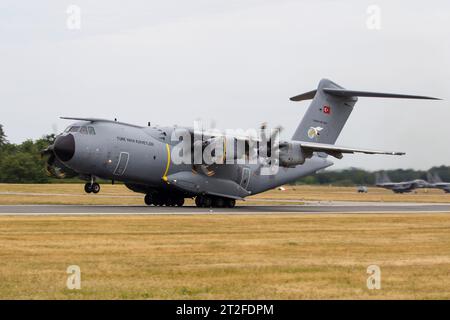 L'A400M Atlas de l'armée de l'air turque décolle de la base aérienne de Hohn, en Allemagne. Banque D'Images