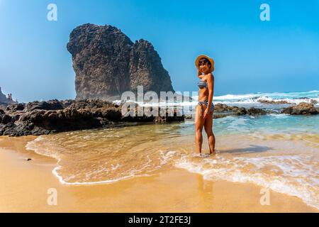 Un jeune touriste souriant dans la Roque del Moro de la plage de Cofete du parc naturel de Jandia, Barlovento, au sud de Fuerteventura, îles Canaries. Banque D'Images