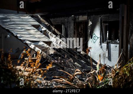 NIR Oz, Israël. 19 octobre 2023. Vue sur la dévastation causée par les militants islamistes du Hamas sur le kibboutz NIR Oz. Crédit : Ilia Yefimovich/dpa/Alamy Live News Banque D'Images