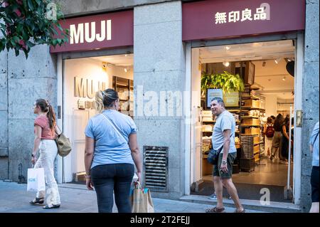 Madrid, Espagne. 5 août 2023. Les piétons passent devant le magasin de vente au détail de vêtements et de maison japonais, Muji, à Madrid. (Image de crédit : © Xavi Lopez/SOPA Images via ZUMA Press Wire) USAGE ÉDITORIAL SEULEMENT! Non destiné à UN USAGE commercial ! Banque D'Images