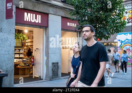 Madrid, Espagne. 5 août 2023. Les piétons passent devant le magasin de vente au détail de vêtements et de maison japonais, Muji, à Madrid. (Image de crédit : © Xavi Lopez/SOPA Images via ZUMA Press Wire) USAGE ÉDITORIAL SEULEMENT! Non destiné à UN USAGE commercial ! Banque D'Images