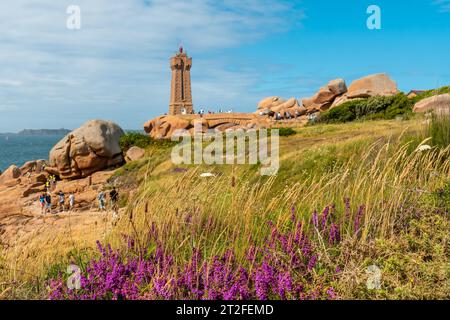 Le phare de Mean Ruz est un bâtiment construit en granit rose, port de Ploumanach Banque D'Images