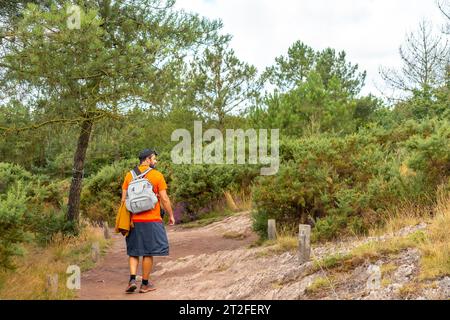 Un jeune homme sur le sentier de la forêt de Brocéliande, forêt mystique française située dans le département d'Ille-et-Vilaine, Bretagne, près de Rennes. France Banque D'Images