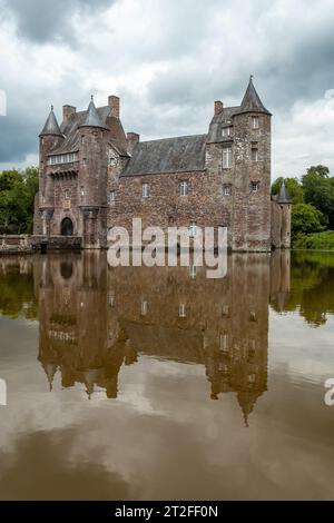 Le magnifique lac du Château Trecesson, château médiéval, commune de Campeneac dans le département du Morbihan, proche de la forêt de Brocéliande Banque D'Images