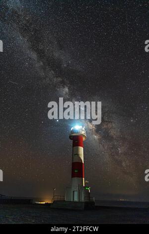 Phare de Fuencaliente avec la voie lactée sur la route des volcans au sud de l'île de la Palma, îles Canaries, Espagne Banque D'Images