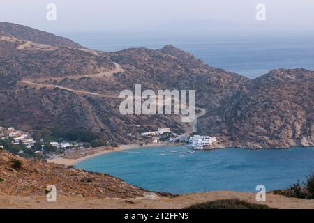 Vue panoramique à couper le souffle de la célèbre plage Mylopotas à iOS Grèce Banque D'Images