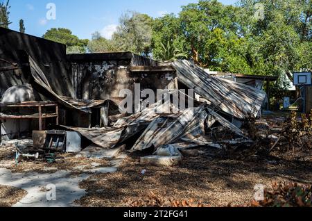 NIR Oz, Israël. 19 octobre 2023. Vue sur la dévastation causée par les militants islamistes du Hamas sur le kibboutz NIR Oz. Crédit : Ilia Yefimovich/dpa/Alamy Live News Banque D'Images