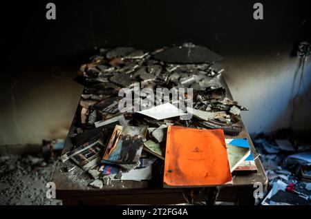 NIR Oz, Israël. 19 octobre 2023. Vue sur la dévastation causée par les militants islamistes du Hamas sur le kibboutz NIR Oz. Crédit : Ilia Yefimovich/dpa/Alamy Live News Banque D'Images