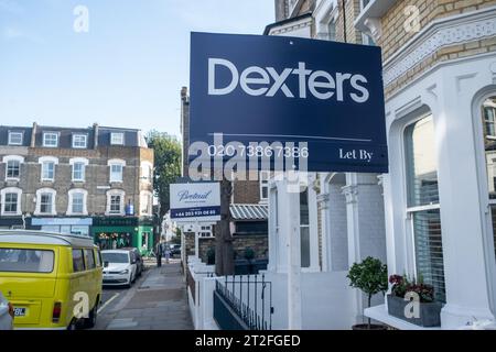 Londres - 9 octobre 2023 : l'agent immobilier Dexters doit laisser le panneau sur la rue résidentielle dans le quartier SW6 de Fulham, au sud-ouest de Londres Banque D'Images